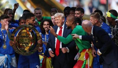 أثار حيرة الجميع.. ترامب يحتفل مع تشيلسي بكأس العالم للأندية (فيديو)