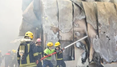فرق الدفاع المدني تُعلن extinguishing الحريق في مخازن النهضة.