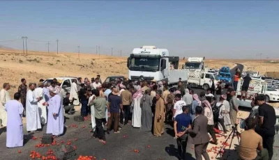 غضب الفلاحين غرب الموصل يدفعهم لرمي محاصيلهم في الشارع احتجاجاً على تراجع الأسعار