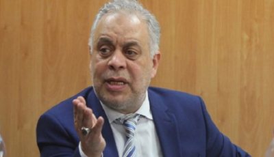 أشرف زكي: “لو عايز تجيب بلوجر في عمل ادفع غرامة مليون جنيه”