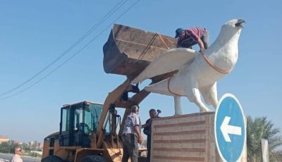 “ميدان الحمامة” يثير جدلا واسعا في التل الكبير بسبب مجسم أبيض ضخم