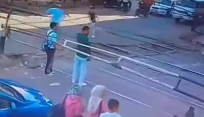 تكريم رئيس نقابة السكك الحديدية لعامل أنقذ شابًا في بني سويف