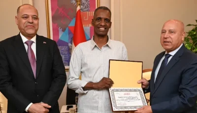 عامل مزلقان السادات ببني سويف يتلقى تكريماً لإنقاذه شاباً من خطر الموت
