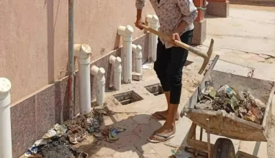 مدير مدرسة بالشرقية يسهم بيديه في ترميم الفصول استعدادًا للعام الدراسي الجديد
