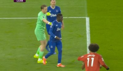 طرد ادريسا جانا بعد مشادة مع زميله مباراة مانشستر يونايتد وايفرتون