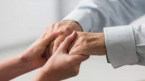 حماية كبار السن.. قانون رعاية المسنين يواجه الإهمال والاستغلال بالحبس والغرامة