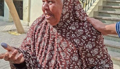 انهيار مسنة بعد الإدلاء بصوتها في انتخابات النواب: عندي مرض في بطني ومحتاجة عملية