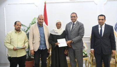 بعد سداد مستحقات الدولة.. محافظ قنا يسلم عقود تقنين جديدة لواضعى اليد