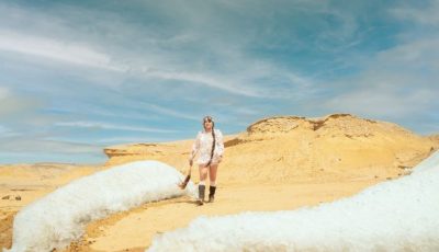 فنانة سيبيرية تبتكر منحوتة جليدية ضخمة في صحراء مصر لتسليط الضوء على أزمة المناخ