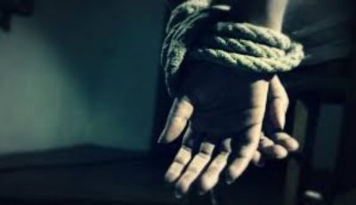 حلق شعرها وربط يديها وقدميها.. القبض على زوج احتجز زوجته في المنزل ببولاق الدكرور