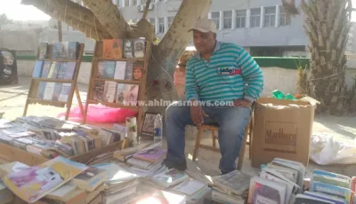 ثقفت نفسي من مهنتي.. “عم خالد” قضى 27 سنة في بيع العلم وخدمة الطلبة بكفر الشيخ: الكتب هي عشقي من صغري | صور