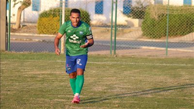 عمره 36 عاما ويقوم بـ 4 أدوار.. حسني فتحي لاعب وقائد ومدير كرة ومسئول تعاقدات بنادي مصر المقاصة