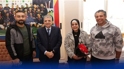 سارة سمير تتلقى تكريم الفريق أسامة ربيع بعد إنجازاتها الدولية في رفع الأثقال