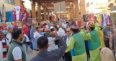 سفير كندا بالقاهرة يرقص مع فرق مهرجان أسوان الدولى.. صور