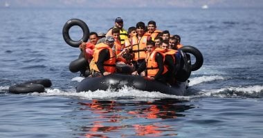 خفر السواحل اليوناني يحقق في تصادم مميت بينما يُعثر على 13 مهاجرًا شرق إيجه