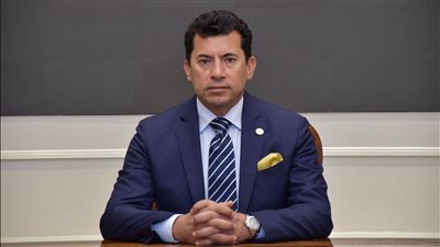 الدكتور أشرف صبحي بدء في جمع متعلقاته بمكتبه داخل وزارة الرياضة وودع الموظفين