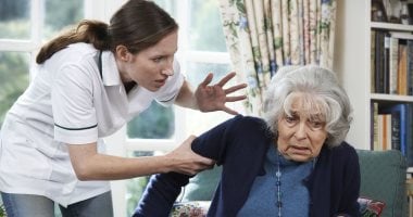 بالقانون خط ساخن للإبلاغ عن أية مخاطر تهدد أمن وسلامة وكرامة وحياة المسن