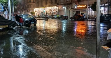 أمطار تضرب الإسكندرية ليلاً مع انخفاض درجات الحرارة.. فيديو