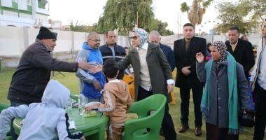 محافظ الوادي الجديد تُشارك عمال الخدمات المُعاونة والمرافق الإفطار بالخارجة