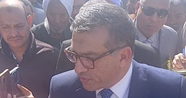 مواطن لمحافظ قنا: إحنا عايزين خدمات.. والمحافظ يرد