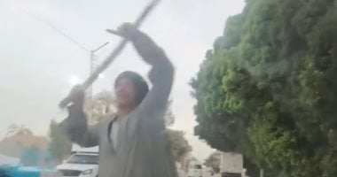 هتفطر يعنى هتفطر.. قناوى يمسك العصا لإجبار سائق على النزول للإفطار (فيديو)