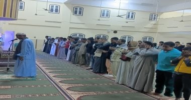 صلاة التراويح بالمسجد العتيق بالدكة بنصر النوبة.. فيديو