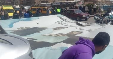 مصرع شخص سقطت عليه لوحة إعلانية كبيرة بسبب شدة الرياح فى المحلة.. صور