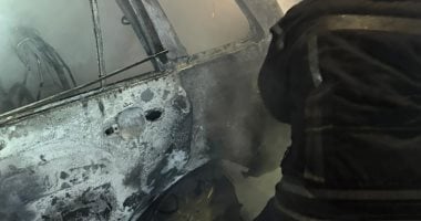 استخراج جثة متوفى من داخل سيارة مشتعلة على طريق السويس الصحراوى.. صور
