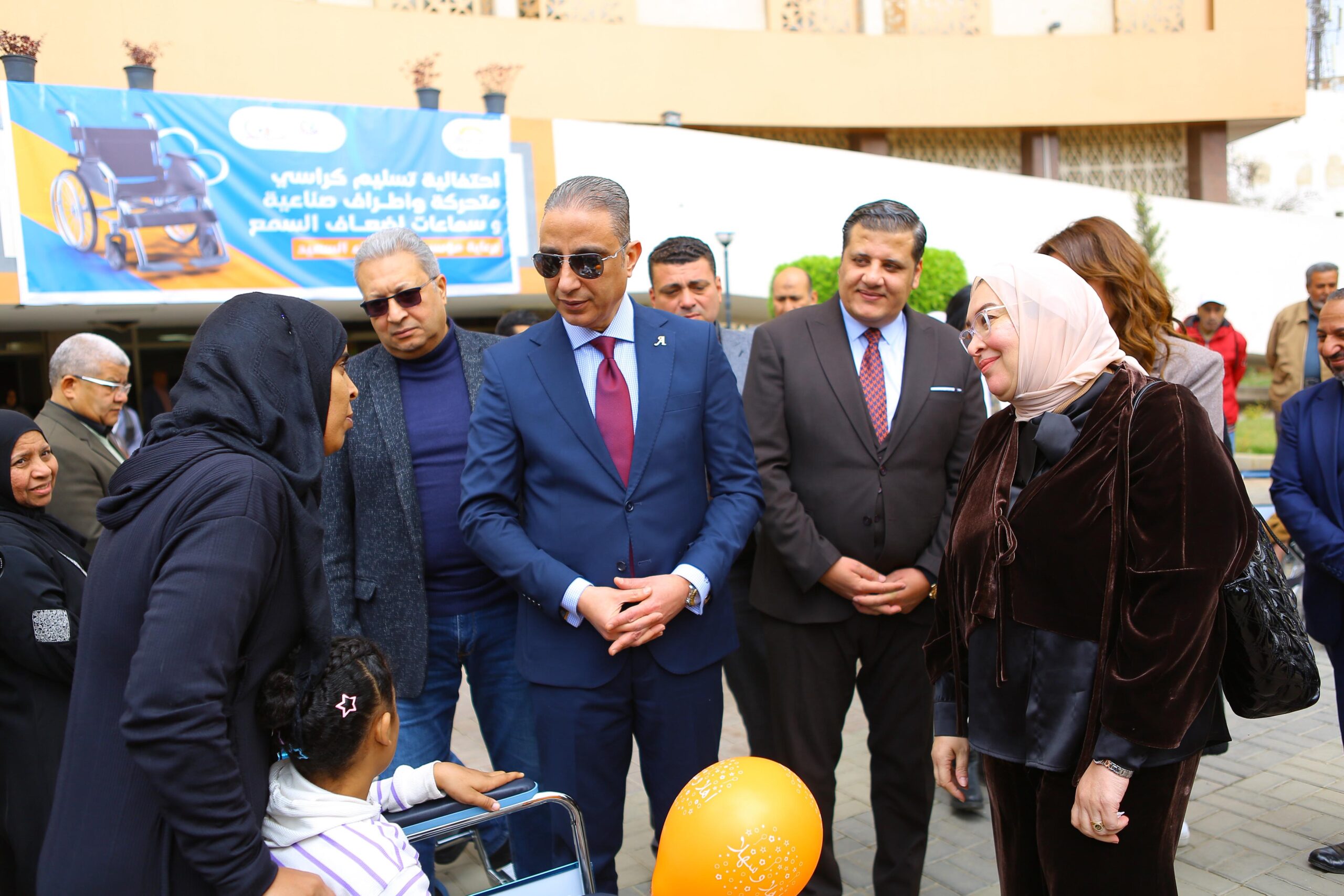 صناع الخير عضو التحالف الوطنى تسلم كراسى متحركة وأطرافا صناعية لذوى الاحتياجات