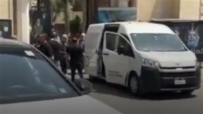 بعد المسرح القومي.. جثمان عبد الرحمن أبو زهرة يمر من أمام مسجد الحسين