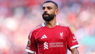 محمد صلاح يتلقى هدية خاصة بعد تعادل ليفربول أمام تشيلسي في الدوري الإنجليزي