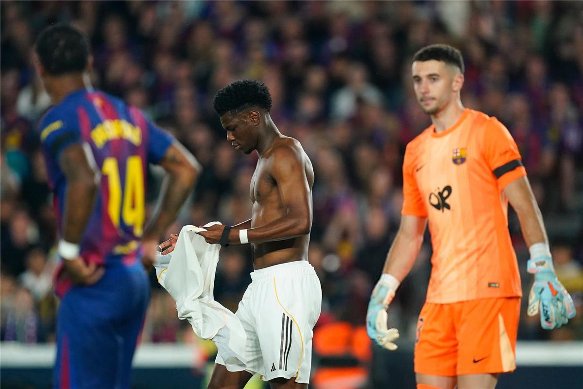“لا يساعد على تحسين صورته”.. تصرف سيء من تشواميني بعد خسارة ريال مدريد أمام برشلونة
