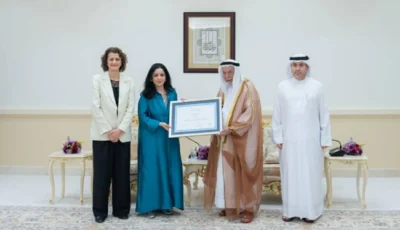 سلطان يتسلم من «اليونيسيف» شهادة تجديد الاعتراف بالشارقة «مدينة صديقة للطفل»