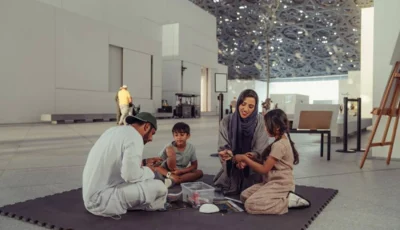 تجارب عائلية تثري زيارة «اللوفر أبوظبي»