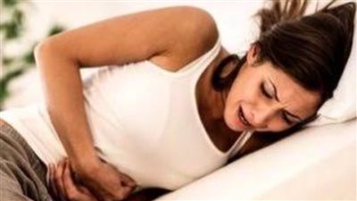 وجع البطن عند النساء.. متى يكون طبيعيًا ومتى ينذر بكارثة صحية خطيرة؟