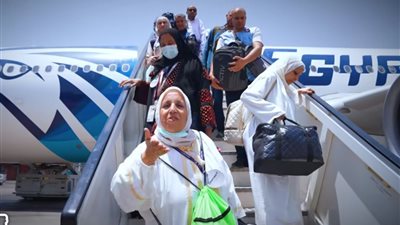 مشاهد السعادة تسيطر على العائدين.. الداخلية تعلن عودة آخر أفواج حجاج القرعة