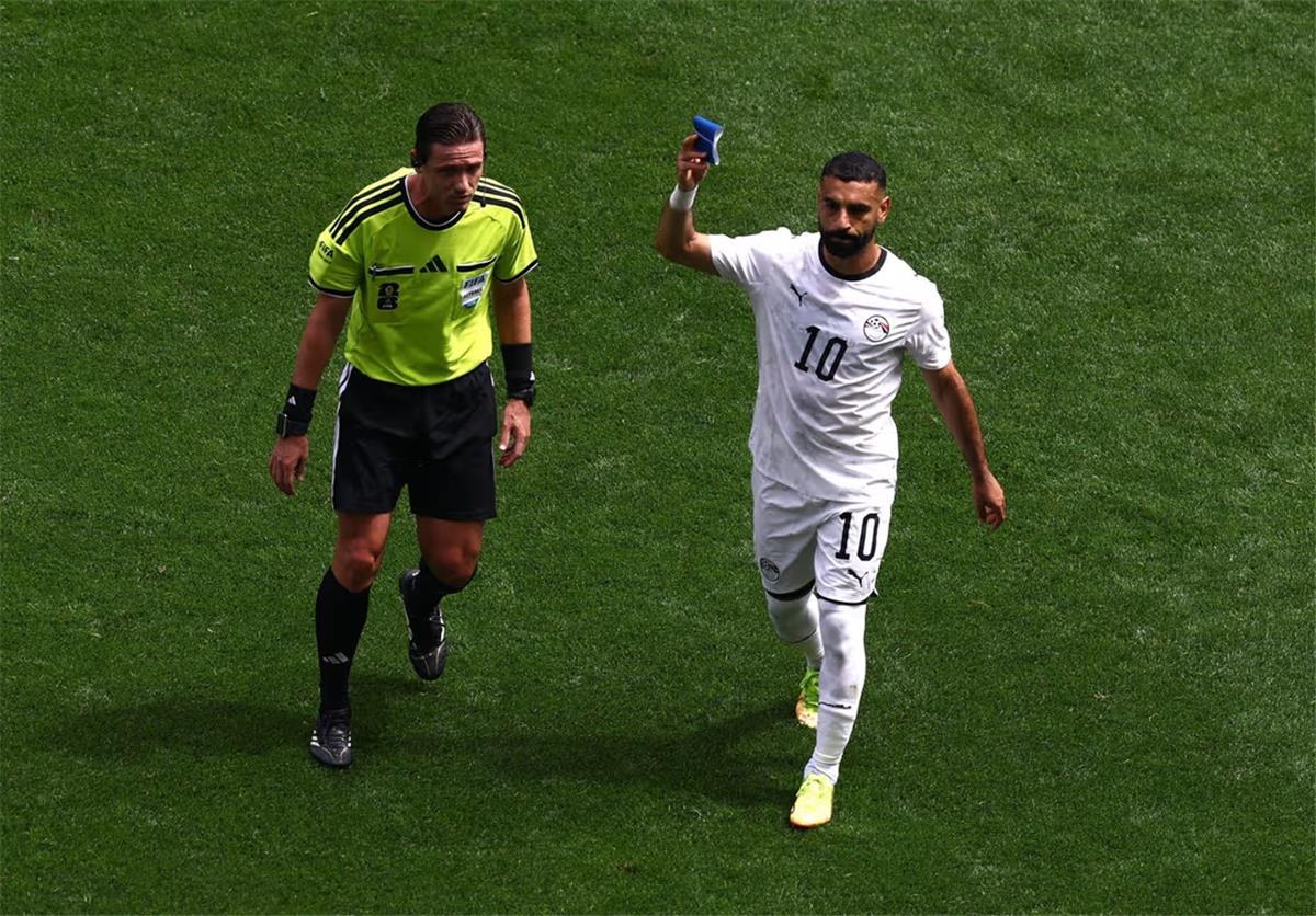 كواليس ما حدث بين حسام حسن ومحمد صلاح بعد استبداله أمام بلجيكا