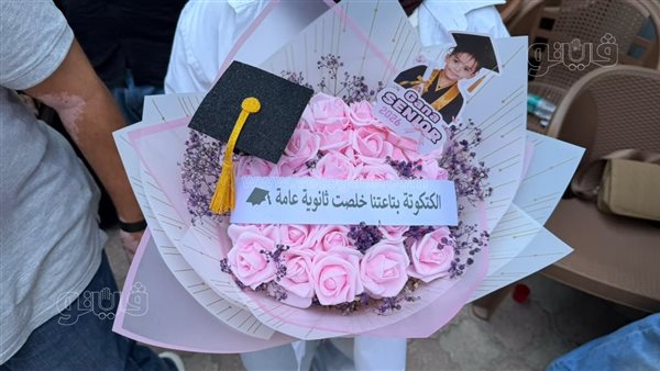 “الكتكوتة خلصت”، فتيات يستقبلن شقيقتهن ببوكيه ورد بعد انتهاء امتحانات الثانوية العامة بالمنوفية