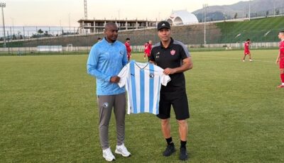 موكوينا يهدي الجهاز الفني لبيرسبوليس الإيراني قميص بيراميدز (صور)
