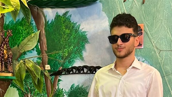 بصورة جانب الكتب، مهاب محمد الثاني على الجمهورية يروي قصة تفوقه في الثانوية العامة (فيديو)