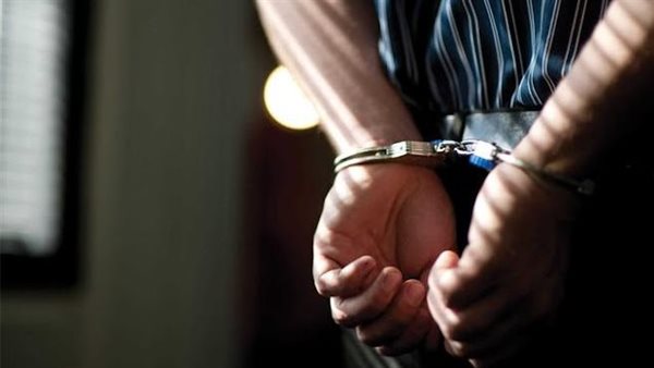 بسبب المخدرات، القبض على عاطل هدد والدته وأصاب شقيقه بسلاح أبيض في الإسكندرية