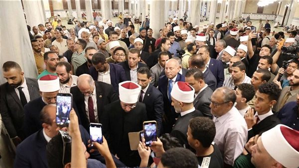 وزير الأوقاف ومحافظ القاهرة ونقيب الأشراف يفتتحون مسجد الإمام الحسين بعد تجديد الفرش (صور)