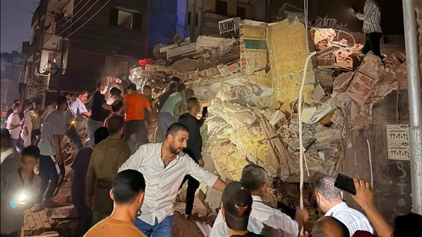 انهيار عقار مكون من 4 طوابق بالغربية والبحث عن أشخاص داخل محال تجارية وآخرون تصادف مرورهم (صور)