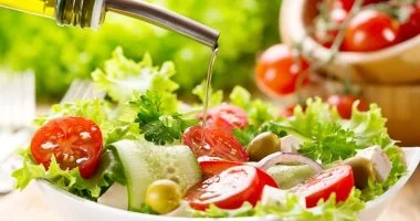 حيلة الـ10 دقائق لمرضى السكر.. تناول السلطة قبل الخبز يغير مستوى سكر الدم