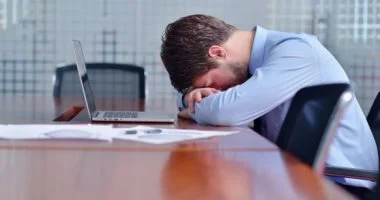 تشعر بالتعب باستمرار رغم النوم الكافي.. اعرف الأسباب