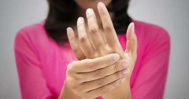 من الصداع إلى التنميل.. علامات تحذيرية تستدعي زيارة طبيب الأعصاب فورًا