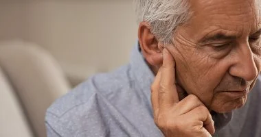 ليه مهم فحص الأذن بانتظام.. رابط صادم ومفاجئ بخصوص الخرف