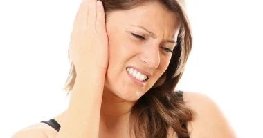 صوت طنين نابض في الأذن.. متى يشير إلى مشكلة صحية