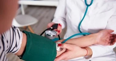 كيف يتأثر مرضى ارتفاع ضغط الدم بموجة الحر.. دليل شامل للوقاية من المضاعفات