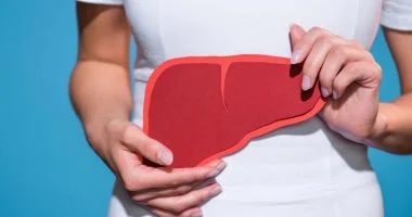 تراها بالعين.. تغيرات في اليدين والأظافر تكشف أمراض الكبد مبكرًا